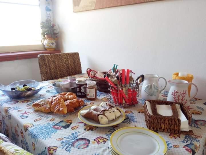 Bed and Breakfast La Terrazza Sul Golfo Изола-делле-Феммине Экстерьер фото